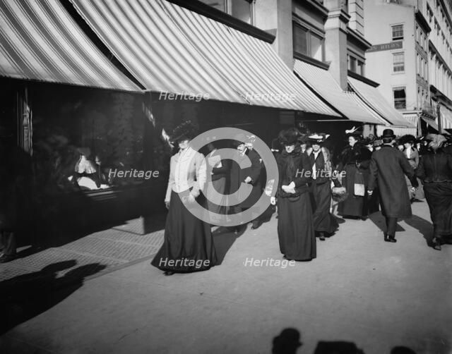 Christmas shoppers on Sixth Avenue, New York, New York, between 1900 and 1905. Creator: Unknown.