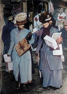 Christmas shoppers, between c1910 and c1915. Creator: Bain News Service
