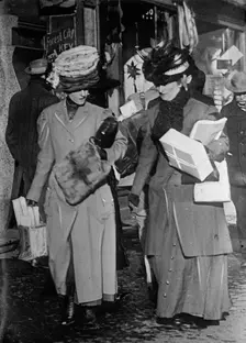 Christmas shoppers, between c1910 and c1915. Creator: Bain News Service