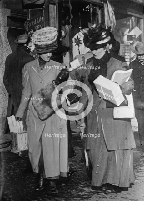Christmas shoppers, between c1910 and c1915. Creator: Bain News Service.