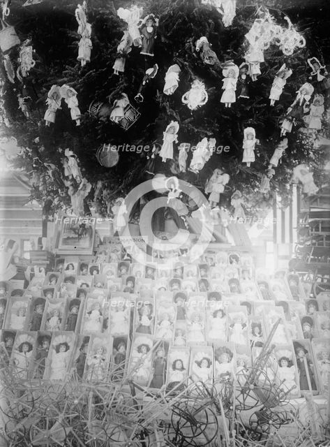 Christmas, Show Window, between c1910 and c1915. Creator: Bain News Service.