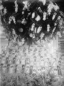 Christmas, Show Window, between c1910 and c1915. Creator: Bain News Service
