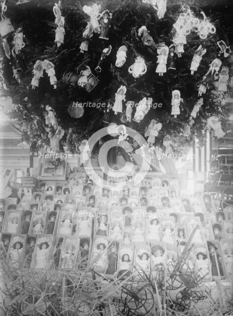 Christmas, Show Window, between c1910 and c1915. Creator: Bain News Service.