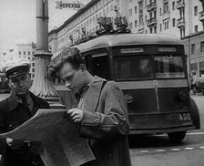 Civilians Reading a Newspaper, 1941. Creator: British Pathe Ltd