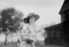 Cigarette girl, Governor's Isl'd [i.e., Island], between c1910 and c1915. Creator: Bain News Service