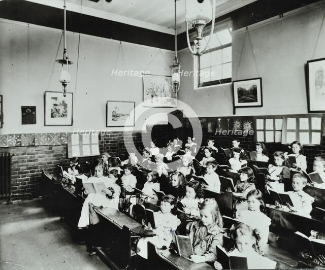 Class reading from books, Southfields Infants School, Wandsworth, London, 1907. Artist: Unknown.