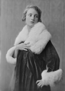 Clarke, Helen, Miss, portrait photograph, 1917 Sept. 18. Creator: Arnold Genthe