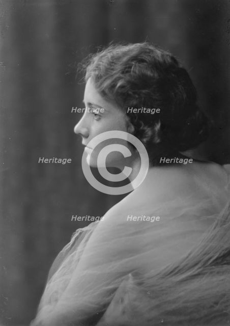 Clarke, Helen, Miss, portrait photograph, 1917 Sept. 18. Creator: Arnold Genthe.