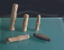 Clay figurines, with incised geometric decoration, cylindrical, head of bird (Cortes de Navarra)