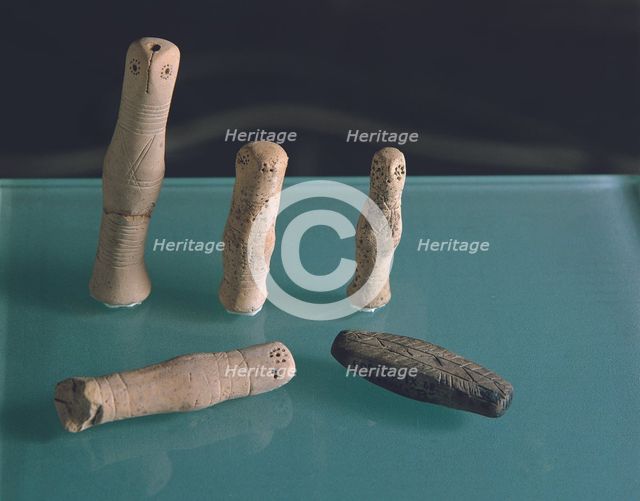 Clay figurines, with incised geometric decoration, cylindrical, head of bird (Cortes de Navarra).