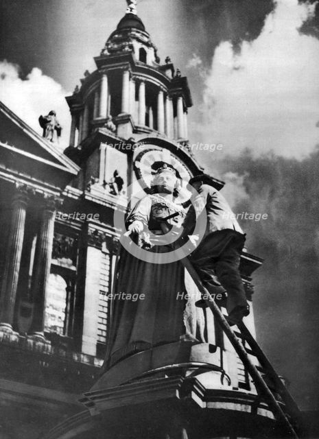 Cleaning the statue of Queen Anne as part of King George V's silver jubilee celebrations, 1935. Artist: Unknown