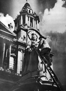 Cleaning the statue of Queen Anne as part of King George V's silver jubilee celebrations, 1935