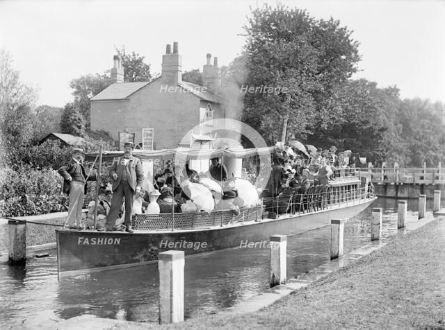 Cleeve Lock, Goring, Oxfordshire, c1860-c1922. Artist: Henry Taunt
