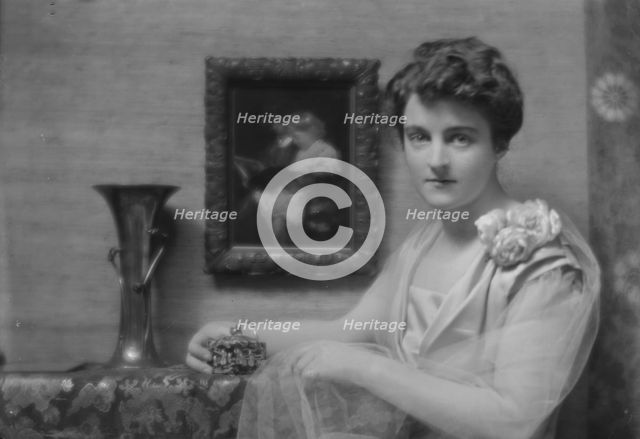 Cleveland, Marion, Miss, portrait photograph, 1915 Feb. 8. Creator: Arnold Genthe.