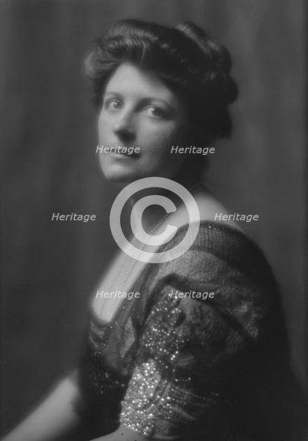 Cloud, A.T., Mrs., portrait photograph, 1913. Creator: Arnold Genthe.