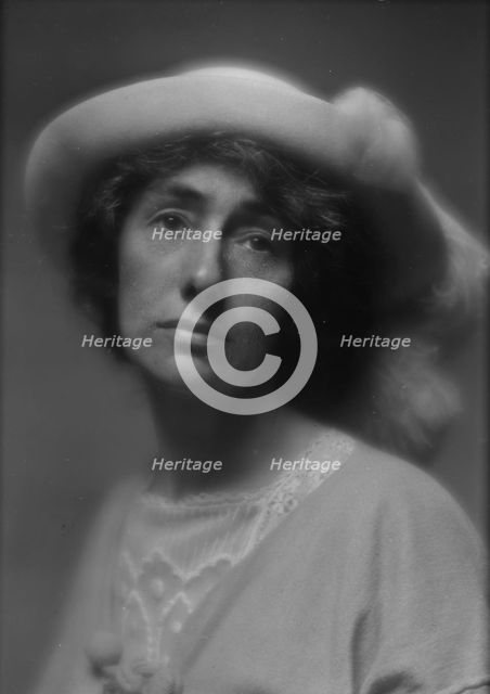 Craig, Anna T., Mrs., portrait photograph, 1913. Creator: Arnold Genthe.
