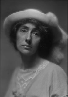 Craig, Anna T., Mrs., portrait photograph, 1913. Creator: Arnold Genthe