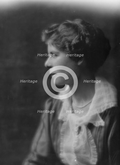 Cramer, Elizabeth, Miss, portrait photograph, 1915. Creator: Arnold Genthe.