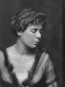 Cramer, Elizabeth, Miss, portrait photograph, 1915. Creator: Arnold Genthe