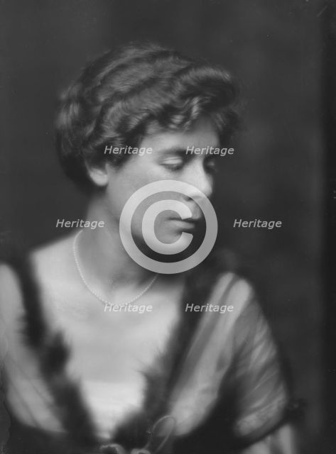 Cramer, Elizabeth, Miss, portrait photograph, 1915. Creator: Arnold Genthe.