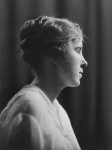 Cravath, Vera, Miss, portrait photograph, 1917 June 29. Creator: Arnold Genthe