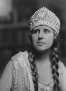 Cravath, Vera, Miss, portrait photograph, 1917 June 29. Creator: Arnold Genthe