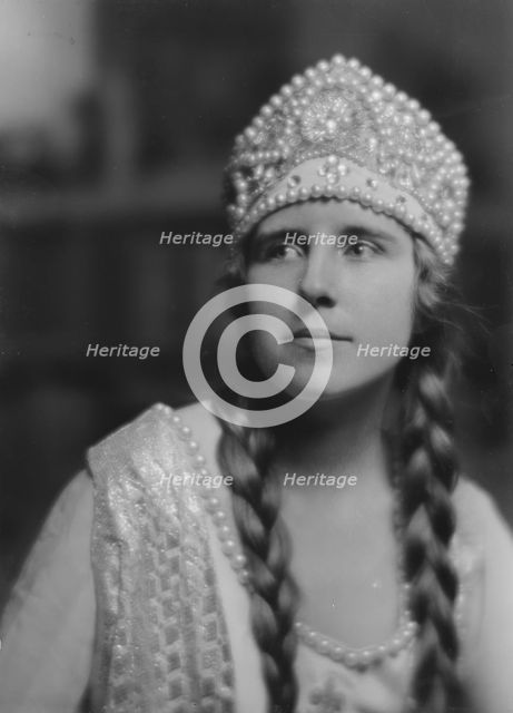 Cravath, Vera, Miss, portrait photograph, 1917 June 29. Creator: Arnold Genthe.