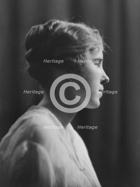 Cravath, Vera, Miss, portrait photograph, 1917 June 29. Creator: Arnold Genthe.