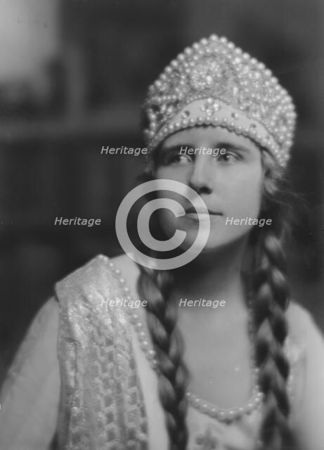 Cravath, Vera, Miss, portrait photograph, 1917 June 29. Creator: Arnold Genthe.