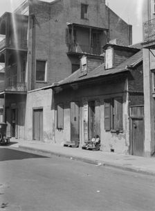 Creole mansion and one-story cottage, New Orleans, between 1920 and 1926. Creator: Arnold Genthe