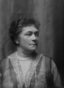 Crocker, W.H., Mrs., portrait photograph, 1913. Creator: Arnold Genthe