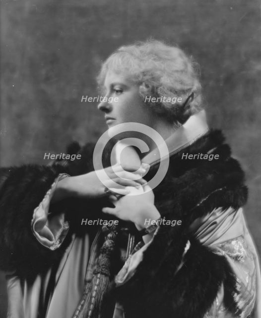 Crosbie, Violet, Miss, portrait photograph, 1916 Dec. 3. Creator: Arnold Genthe.