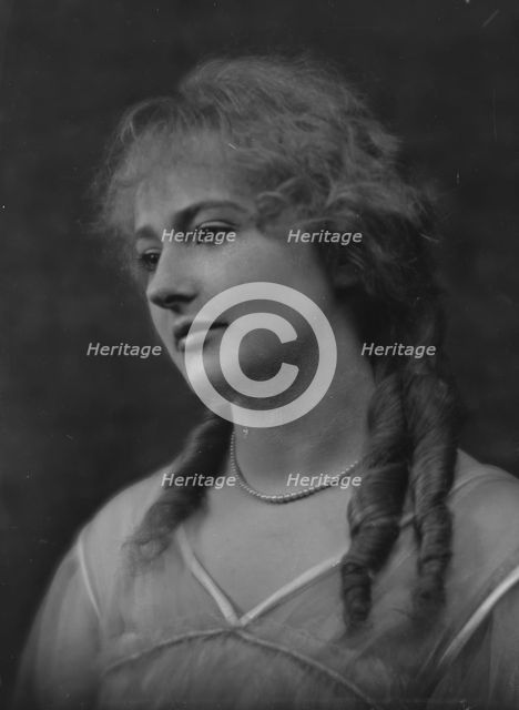 Crosbie, Violet, Miss, portrait photograph, 1916 Mar. 17. Creator: Arnold Genthe.