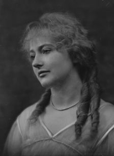 Crosbie, Violet, Miss, portrait photograph, 1916 Mar. 17. Creator: Arnold Genthe