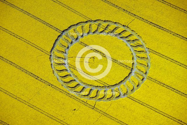 Crop circle near West Kennet, Wiltshire, 1998. Artist: EH/RCHME staff photographer