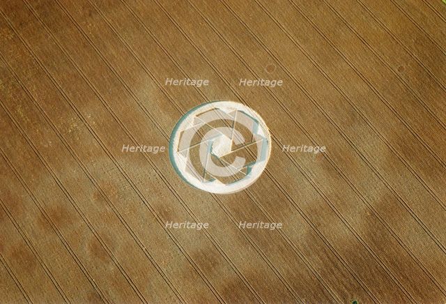 Crop circle near Avebury, Wiltshire, 1999. Artist: EH/RCHME staff photographer