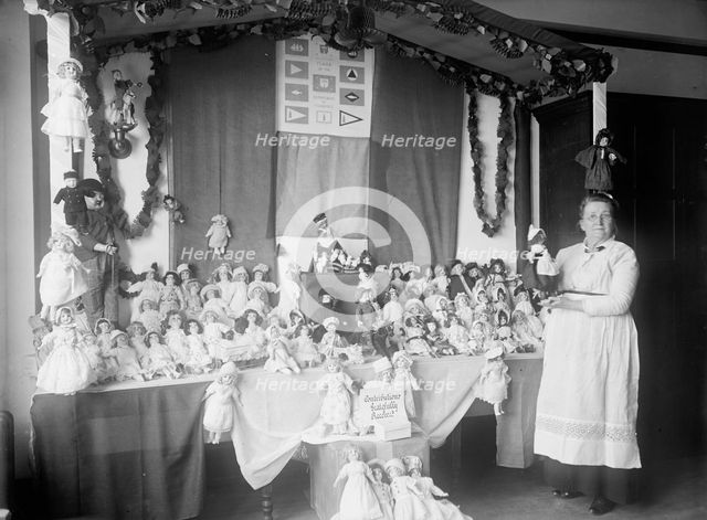 Crown 'Mother' with Exhibit of Dolls, 1915. Creator: Harris & Ewing.