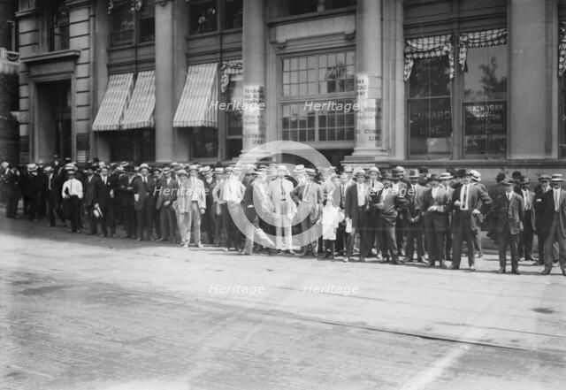 Crowd at Cunard line office, 8/1/14, 1914. Creator: Bain News Service.