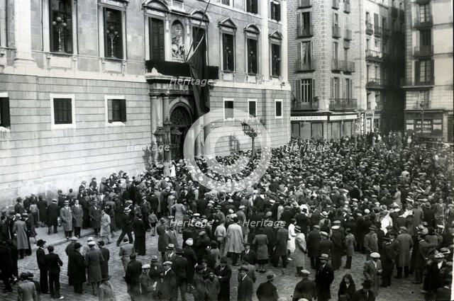 Crowd at the gate of the Palau de la Generalitat, in Plaça Sant Jaume, Barcelona, to visit the fu…