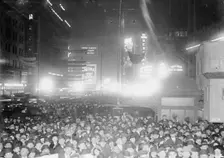 Crowd- Election Night - N.Y., 1913. Creator: Bain News Service