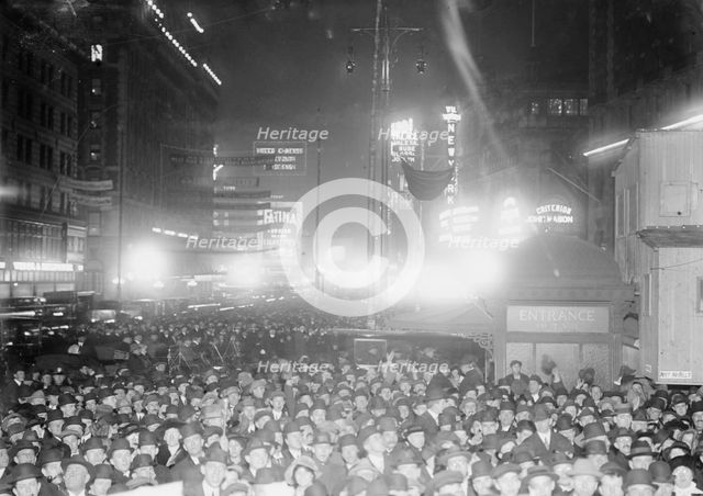 Crowd- Election Night - N.Y., 1913. Creator: Bain News Service.