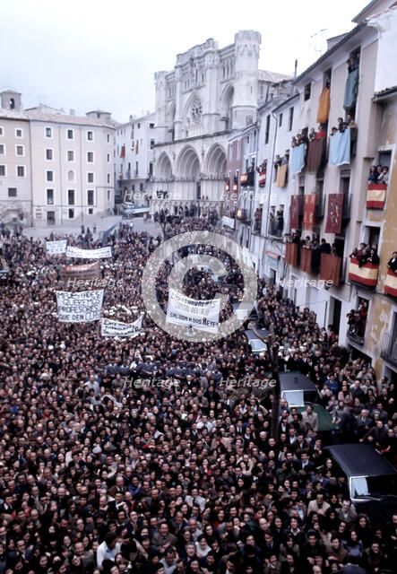 Crowd in a square during the visit of King Juan Carlos I and Sofia to Cuenca in February 1977.