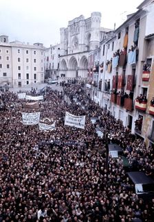 Crowd in a square during the visit of King Juan Carlos I and Sofia to Cuenca in February 1977