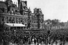 Crowd in front of the Town Hall on a reception day, Paris, 1931. Artist: Ernest Flammarion