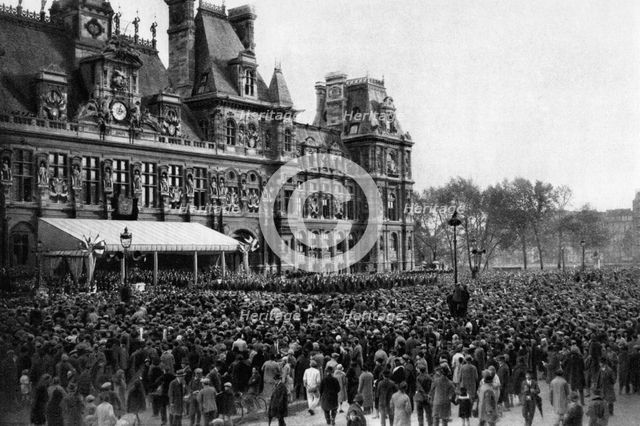 Crowd in front of the Town Hall on a reception day, Paris, 1931. Artist: Ernest Flammarion