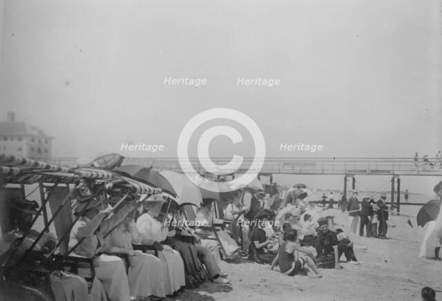 Crowd on beach for motor boat races, Palm Beach, 1910. Creator: Bain News Service.
