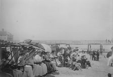 Crowd on beach for motor boat races, Palm Beach, 1910. Creator: Bain News Service