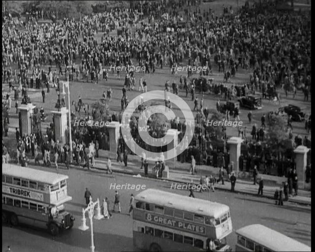 Crowd on Hyde Park, 1930s. Creator: British Pathe Ltd.
