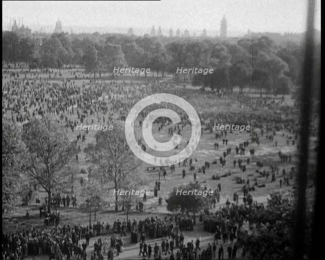 Crowd on Hyde Park, 1930s. Creator: British Pathe Ltd.