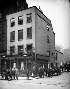 Crowd outside Ye Old Bell tavern in Pall Mall, London, Artist: Henry Dixon